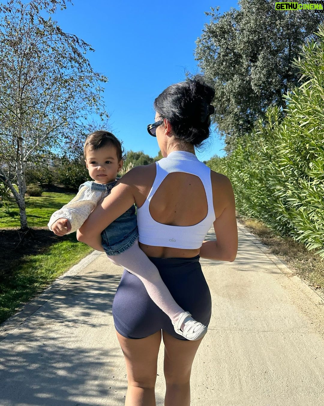 Georgina Rodríguez Instagram - Fases de un paseo “tranquilo” ❤️ @alo #ad Madrid, Spain