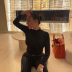 Georgina Rodríguez Instagram - El paso del tiempo arruga tu piel, pero la falta de entusiasmo arruga tu alma. 💗🌸 @alo #ad