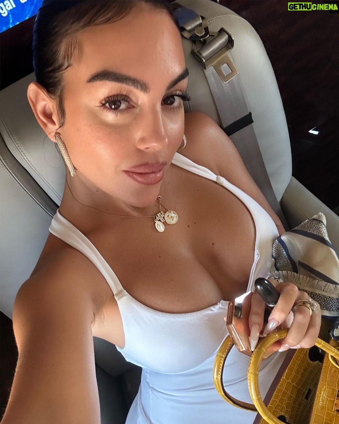 Georgina Rodríguez Instagram - @aloyoga 🤍