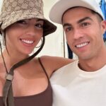 Georgina Rodríguez Instagram - Polifacética, afortunada y agradecida con Dios 💖 ⭐️ Gio para Guees. ⭐️ Compras en Gucci, donde empezó nuestra historia de amor y vida juntos. ⭐️ Apoyando a papá en el estadio. ⭐️Spiderman y Bella haciendo buen equipo. ⭐️ Mi hogar, mi día a día. ⭐️ Selfie espejo después de entrenar. ⭐️ Bella Esmeralda deslumbrándome con su mirada. ⭐️ Mateo decorando su cama, el manitas d la casa. ⭐️ Eva sorprendiéndome en el gym con un regalo especial. Título de la obra de arte, mamá corazón. ⭐️Llevé a mis 5 soles a comprar y me sorprendieron premiándome al llegar a casa. Riyadh - Kingdom Of Saudi Arabia