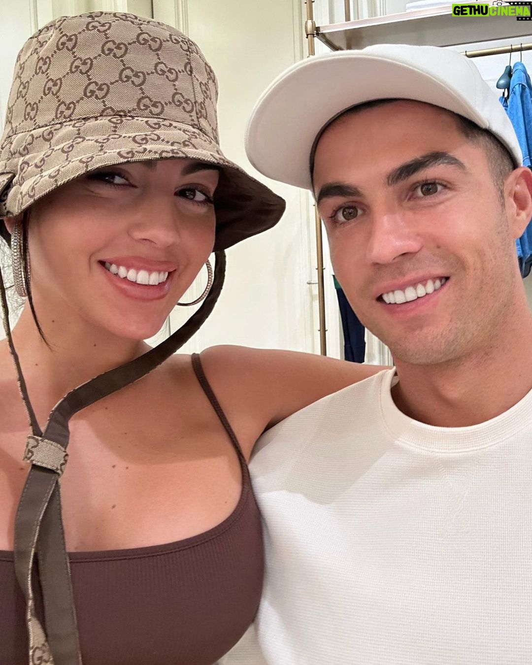 Georgina Rodríguez Instagram - Polifacética, afortunada y agradecida con Dios 💖 ⭐️ Gio para Guees. ⭐️ Compras en Gucci, donde empezó nuestra historia de amor y vida juntos. ⭐️ Apoyando a papá en el estadio. ⭐️Spiderman y Bella haciendo buen equipo. ⭐️ Mi hogar, mi día a día. ⭐️ Selfie espejo después de entrenar. ⭐️ Bella Esmeralda deslumbrándome con su mirada. ⭐️ Mateo decorando su cama, el manitas d la casa. ⭐️ Eva sorprendiéndome en el gym con un regalo especial. Título de la obra de arte, mamá corazón. ⭐️Llevé a mis 5 soles a comprar y me sorprendieron premiándome al llegar a casa. Riyadh - Kingdom Of Saudi Arabia