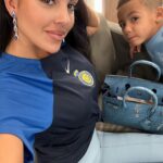 Georgina Rodríguez Instagram - Polifacética, afortunada y agradecida con Dios 💖 ⭐️ Gio para Guees. ⭐️ Compras en Gucci, donde empezó nuestra historia de amor y vida juntos. ⭐️ Apoyando a papá en el estadio. ⭐️Spiderman y Bella haciendo buen equipo. ⭐️ Mi hogar, mi día a día. ⭐️ Selfie espejo después de entrenar. ⭐️ Bella Esmeralda deslumbrándome con su mirada. ⭐️ Mateo decorando su cama, el manitas d la casa. ⭐️ Eva sorprendiéndome en el gym con un regalo especial. Título de la obra de arte, mamá corazón. ⭐️Llevé a mis 5 soles a comprar y me sorprendieron premiándome al llegar a casa. Riyadh - Kingdom Of Saudi Arabia