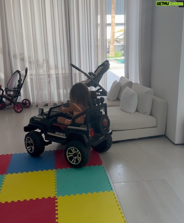 Georgina Rodríguez Instagram - Polifacética, afortunada y agradecida con Dios 💖 ⭐️ Gio para Guees. ⭐️ Compras en Gucci, donde empezó nuestra historia de amor y vida juntos. ⭐️ Apoyando a papá en el estadio. ⭐️Spiderman y Bella haciendo buen equipo. ⭐️ Mi hogar, mi día a día. ⭐️ Selfie espejo después de entrenar. ⭐️ Bella Esmeralda deslumbrándome con su mirada. ⭐️ Mateo decorando su cama, el manitas d la casa. ⭐️ Eva sorprendiéndome en el gym con un regalo especial. Título de la obra de arte, mamá corazón. ⭐️Llevé a mis 5 soles a comprar y me sorprendieron premiándome al llegar a casa. Riyadh - Kingdom Of Saudi Arabia