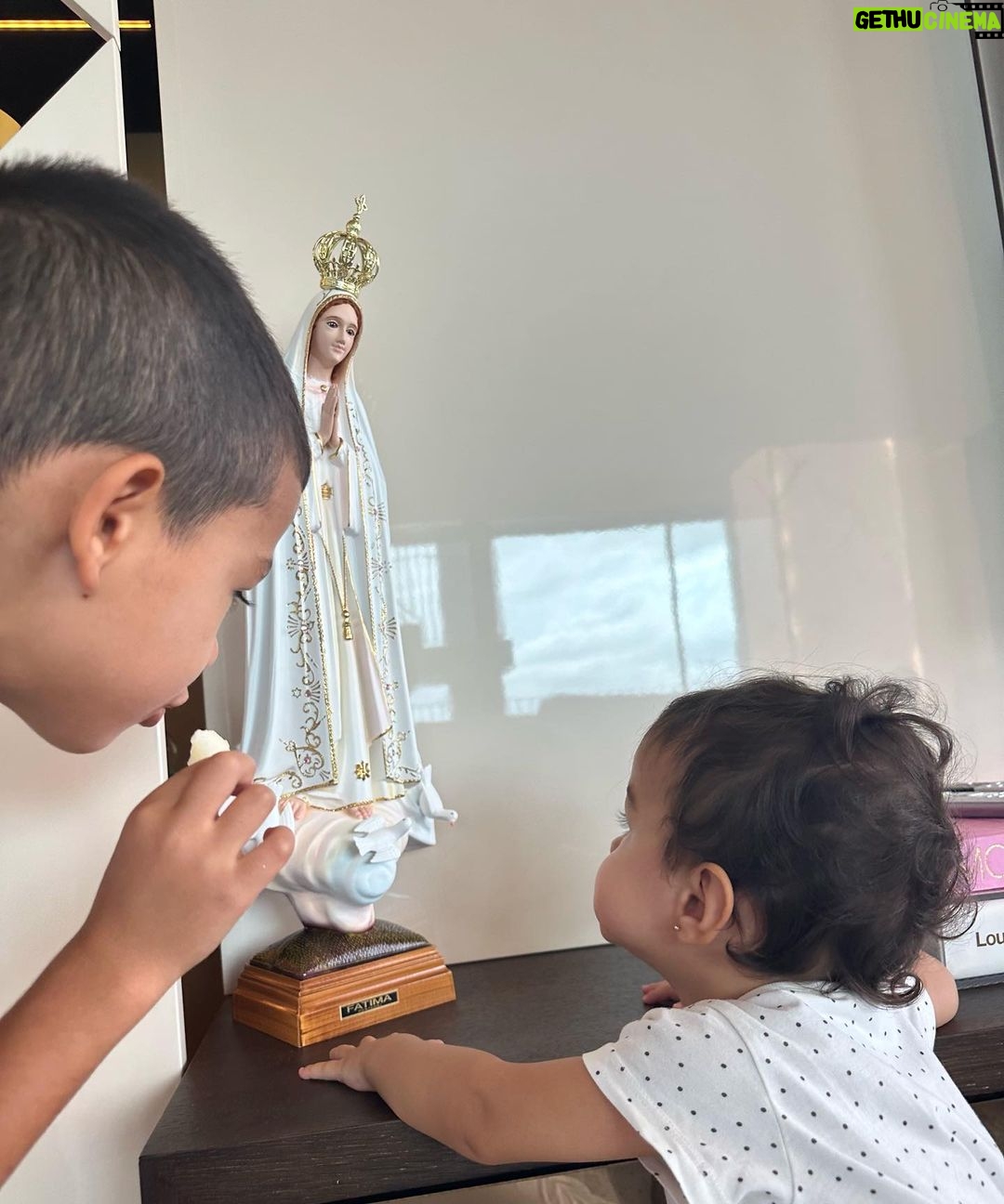 Georgina Rodríguez Instagram - Alabando a nuestra señora de Fátima 🕊️❤️#OsAmo Lisbon, Portugal