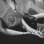 Georgina Rodríguez Instagram – Mi Shima licenciada ♥️ Aún recuerdo cuando te preparabas la selectividad y el día que recibiste la nota final. Tus comienzos en Madrid, tu material de estudios pagado a plazos, tus interminables dias de trabajo, de universidad y las mil horas de metro, en el que de él hacías tu lugar de estudio y tu comedor. Ha sido un camino muy largo, en el que hemos vivido nuestros peores y mejores momentos de nuestra vida. Pero aquí seguimos unidas y venciendo. Una vez más has logrado lo que te propones. Qué orgullo de mujer y de hermana, seguiremos inspirándonos y sosteniéndonos por siempre. Te amo Gaviota 👯‍♀️💖