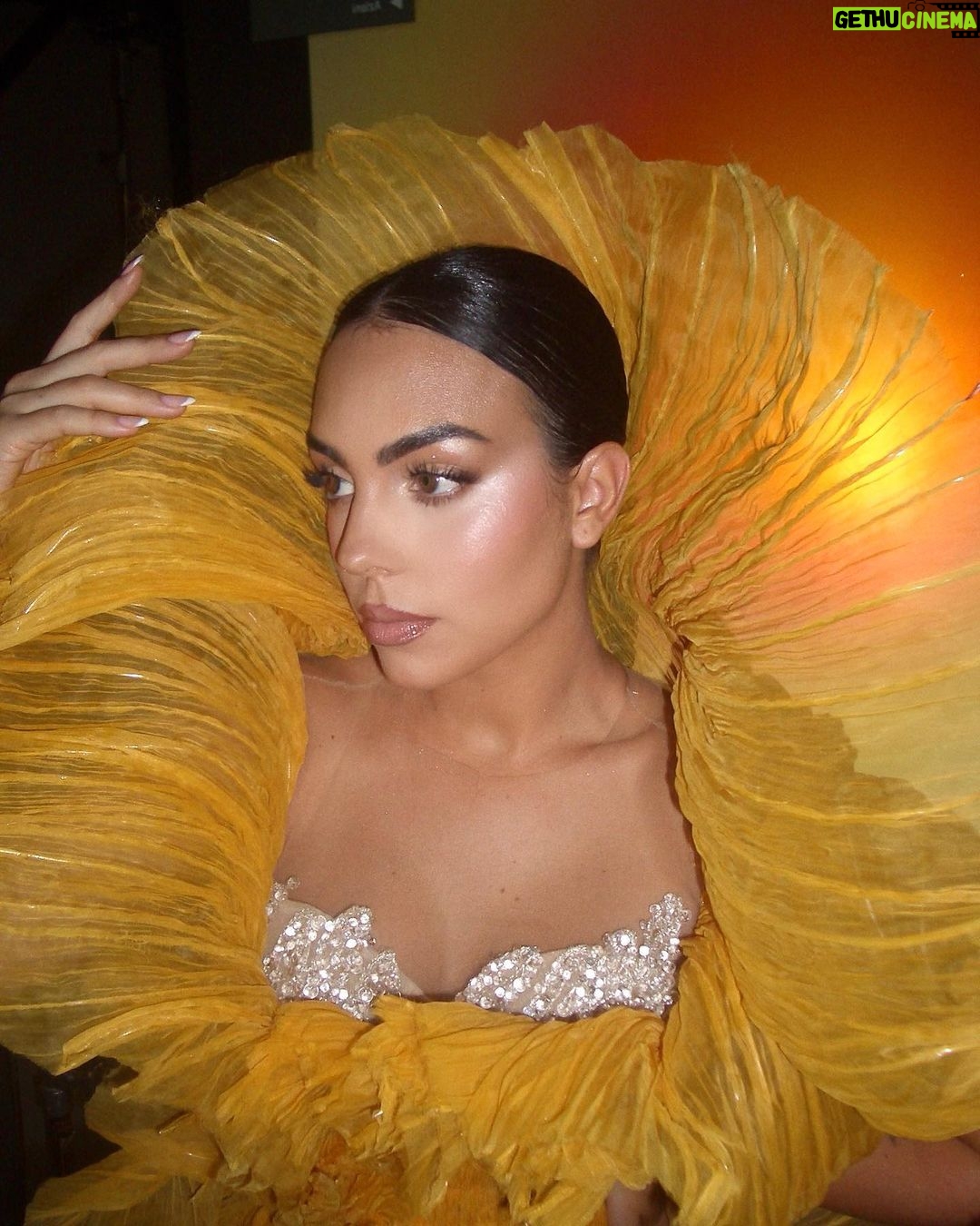 Georgina Rodríguez Instagram - Las respuestas están en tus ojos 🤍 Riyadh - Kingdom Of Saudi Arabia