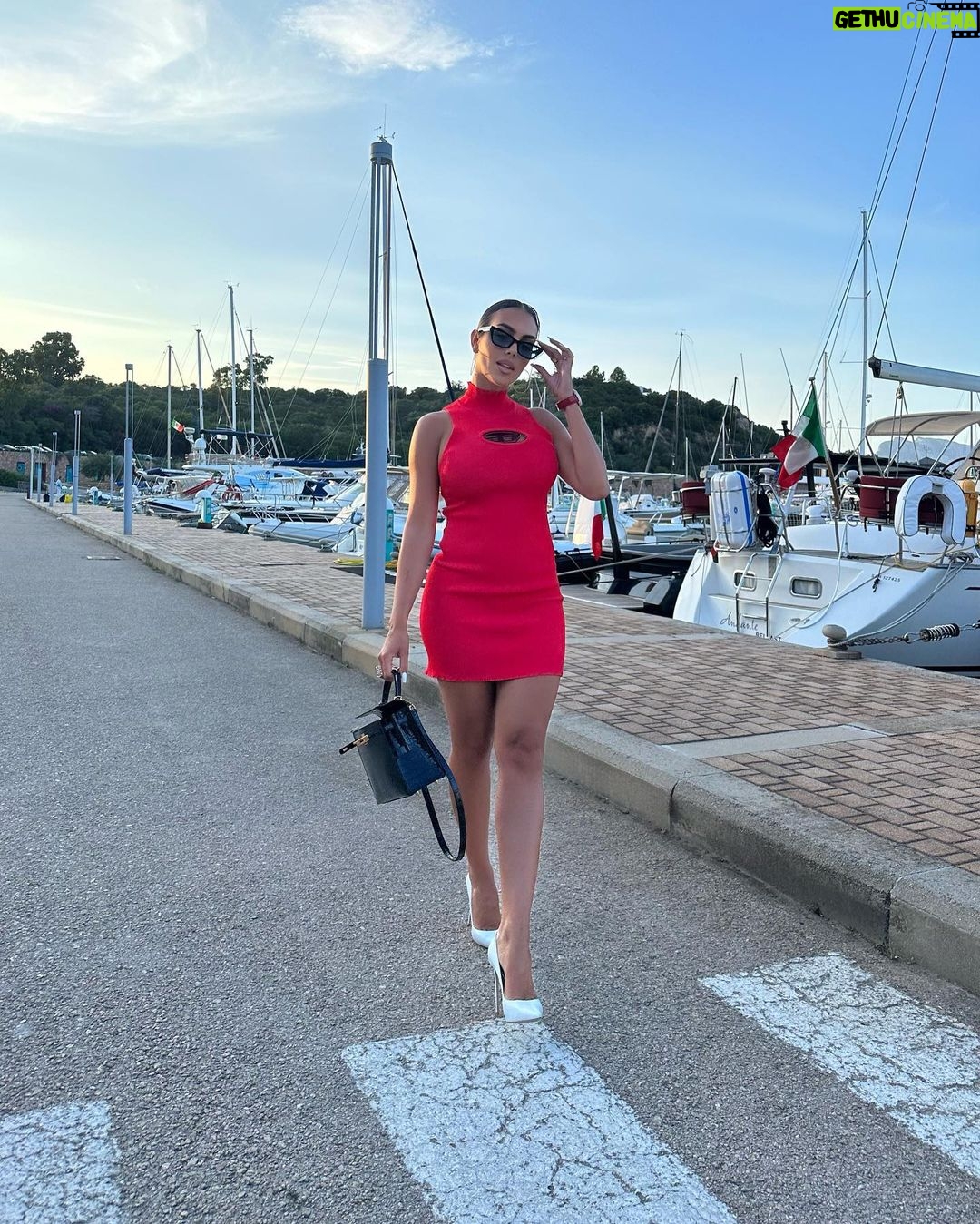Georgina Rodríguez Instagram - … Y por cada sorbo de aire, cantaré gracias mi Dios ⭐️ Sardinia
