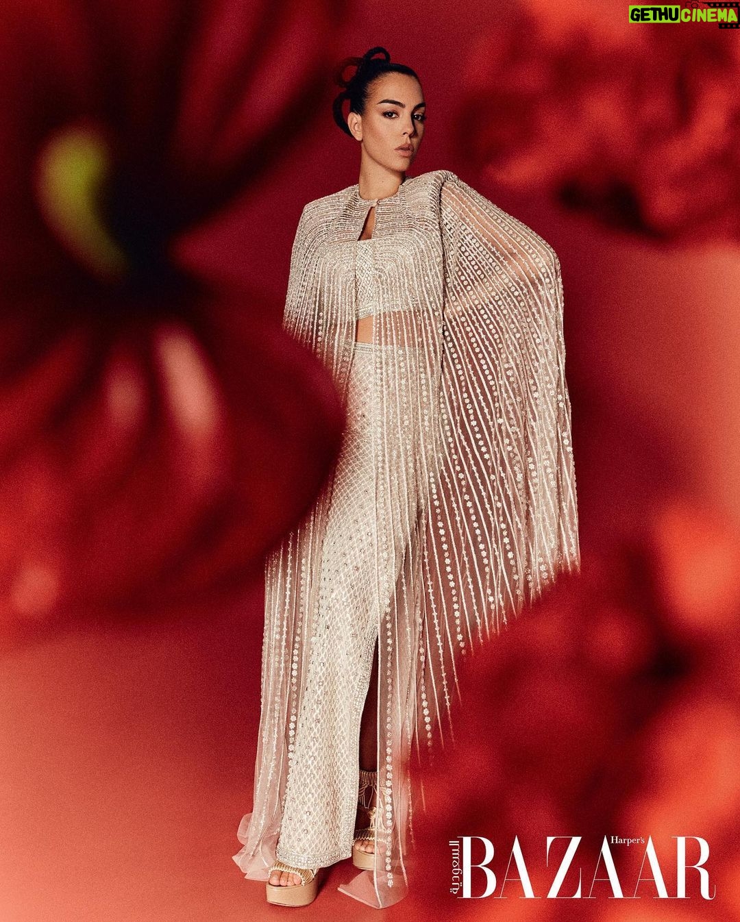 Georgina Rodríguez Instagram - My new cover… Desert rose 🌹 @georginagio #HarpersBazaarSaudi @harpersbazaararabia Editor in Chief: @oliviaphillipsbazaar Photographer: @vladimirmarti Fashion Direction: @anna_castan Fashion: @farazmanan Hairstylist: @serpiente.es Make-Up Artist: @fer.martinez.mk Set Design: @herzog.selections Senior Producer: @steff.producer Talent Management: @angelsproject Arabic Editor: @ar_stylish Writer: @rosanna.ryan Madrid, Spain