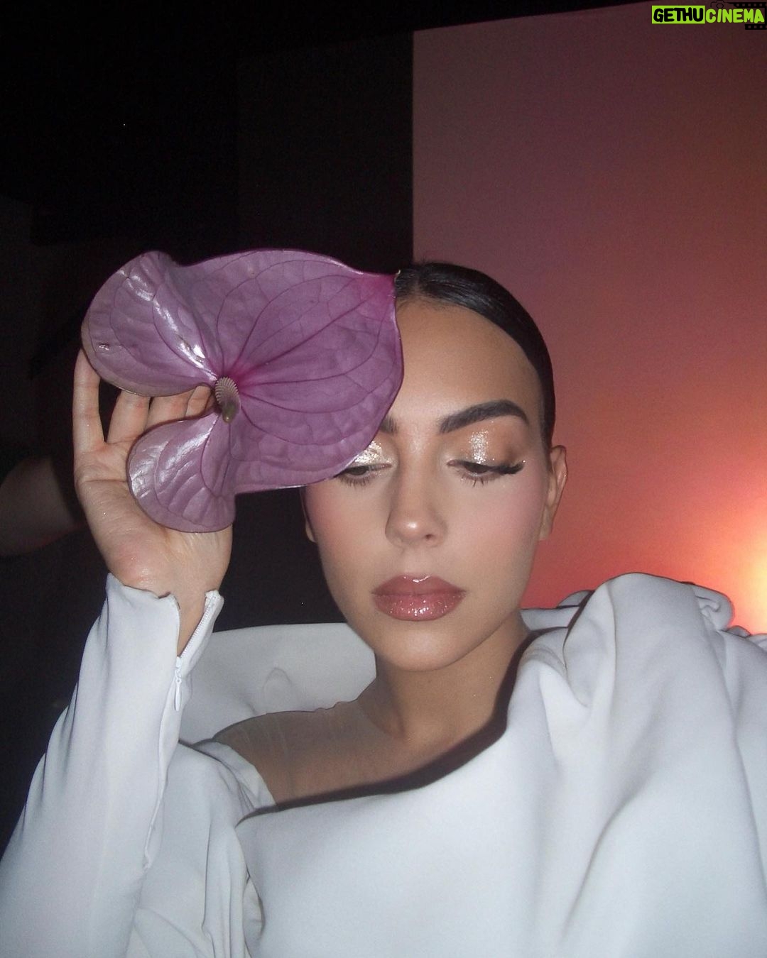 Georgina Rodríguez Instagram - Las respuestas están en tus ojos 🤍 Riyadh - Kingdom Of Saudi Arabia