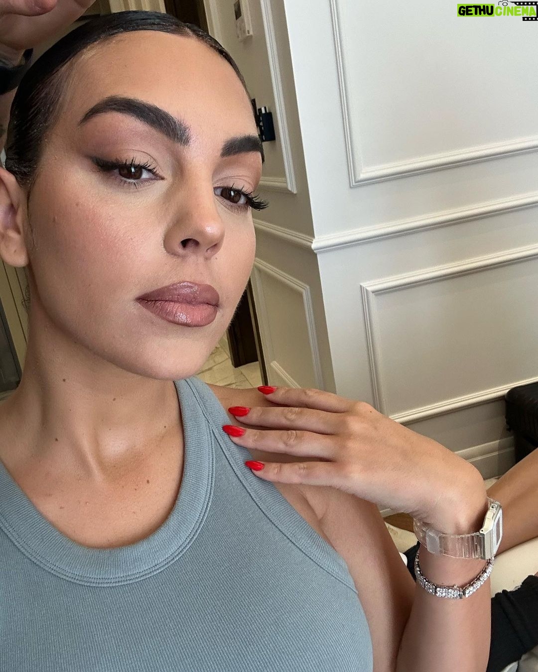 Georgina Rodríguez Instagram - Thank you to all of the amazing people I met today 💘such a wonderful working day it a pleasure ☀️My super cool outfit form @aloyoga المملكة العربية السعودية