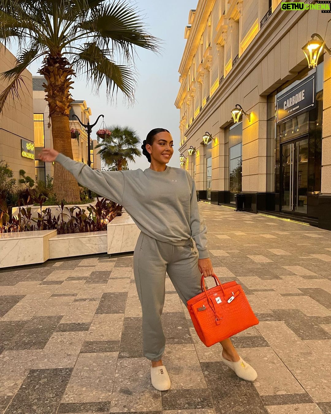 Georgina Rodríguez Instagram - Thank you to all of the amazing people I met today 💘such a wonderful working day it a pleasure ☀️My super cool outfit form @aloyoga المملكة العربية السعودية