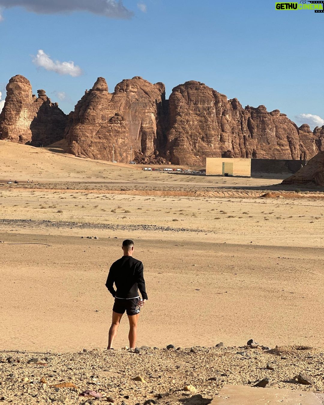 Georgina Rodríguez Instagram - Nunca deja de sorprenderme el cielo con su belleza. Gracias universo por regalarme tantas estrellas fugaces este viaje. 🌌🌠✨⭐️💛💝 AlUla, Saudi Arabia