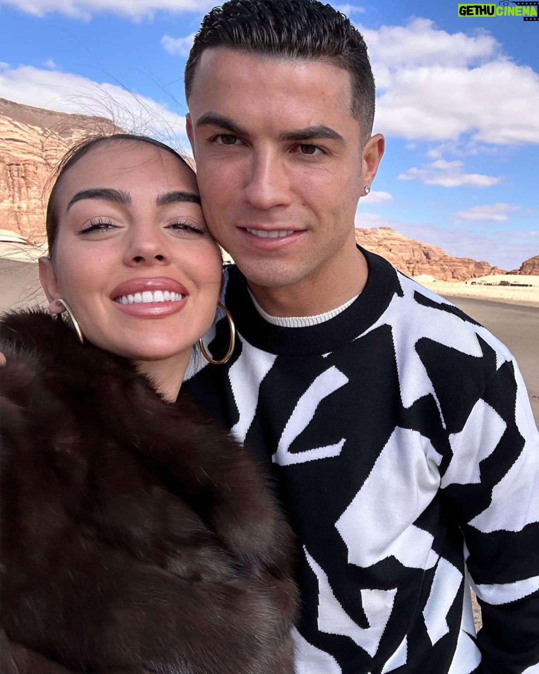 Georgina Rodríguez Instagram - Nunca deja de sorprenderme el cielo con su belleza. Gracias universo por regalarme tantas estrellas fugaces este viaje. 🌌🌠✨⭐️💛💝 AlUla, Saudi Arabia