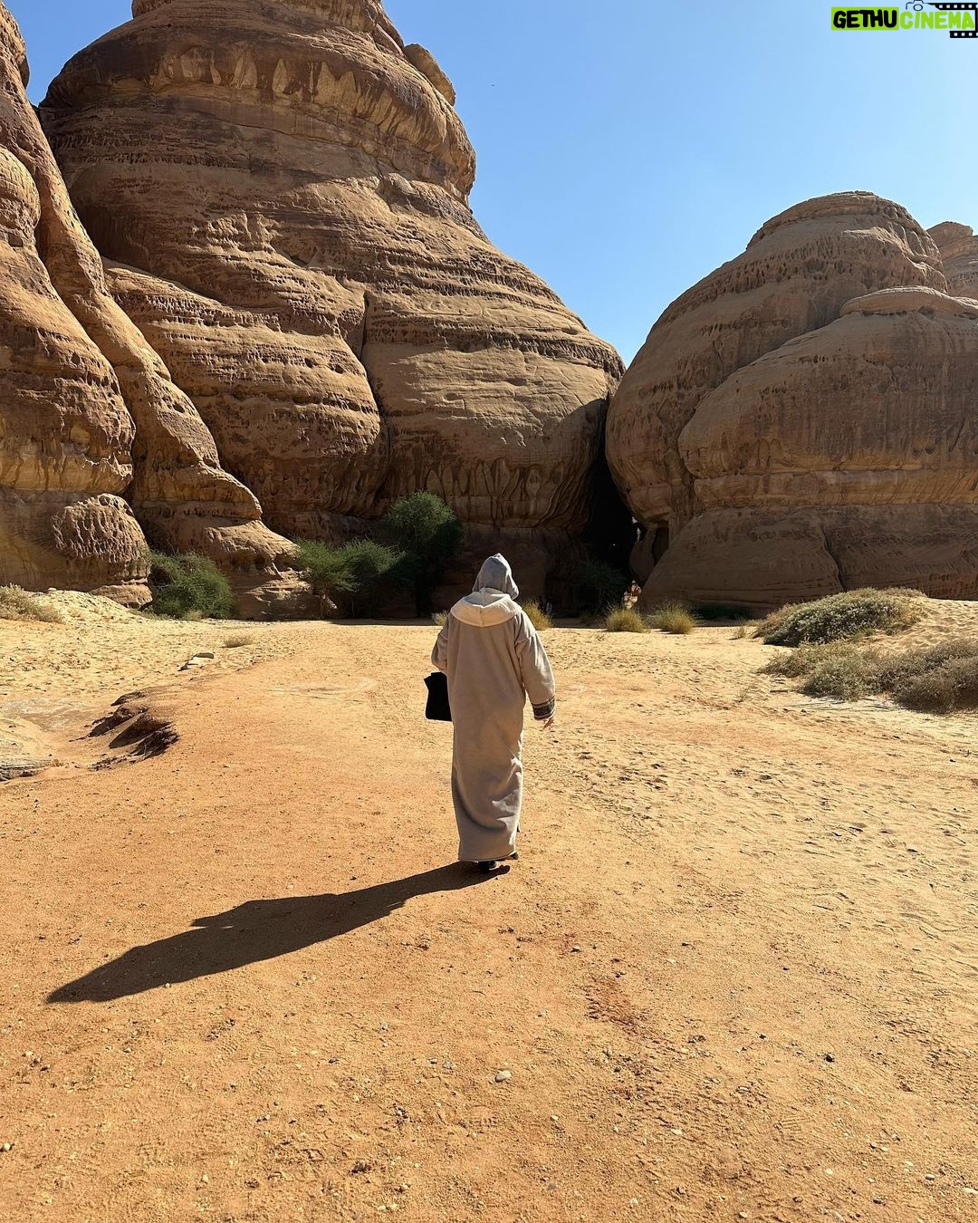 Georgina Rodríguez Instagram - Nunca deja de sorprenderme el cielo con su belleza. Gracias universo por regalarme tantas estrellas fugaces este viaje. 🌌🌠✨⭐️💛💝 AlUla, Saudi Arabia