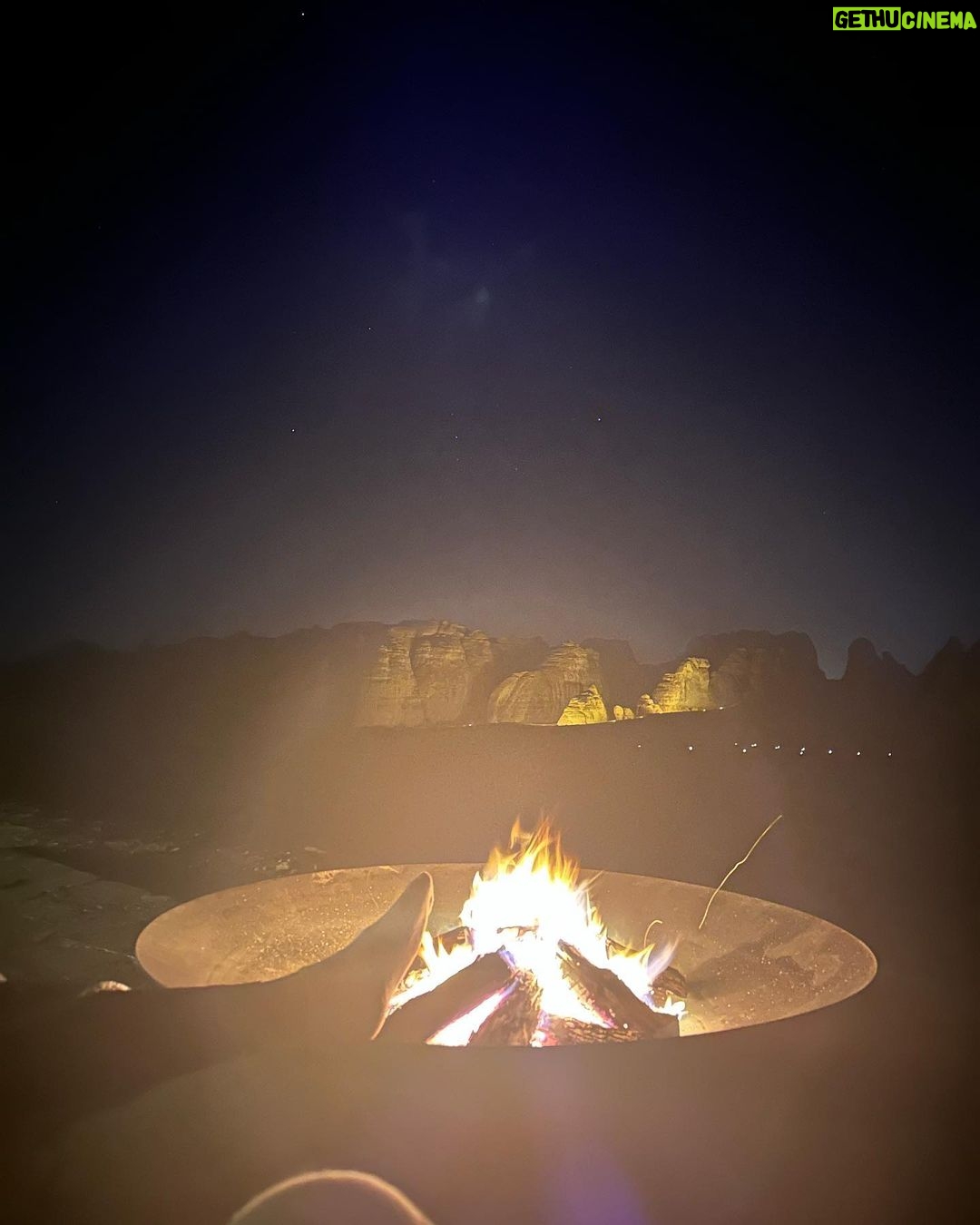 Georgina Rodríguez Instagram - Nunca deja de sorprenderme el cielo con su belleza. Gracias universo por regalarme tantas estrellas fugaces este viaje. 🌌🌠✨⭐️💛💝 AlUla, Saudi Arabia