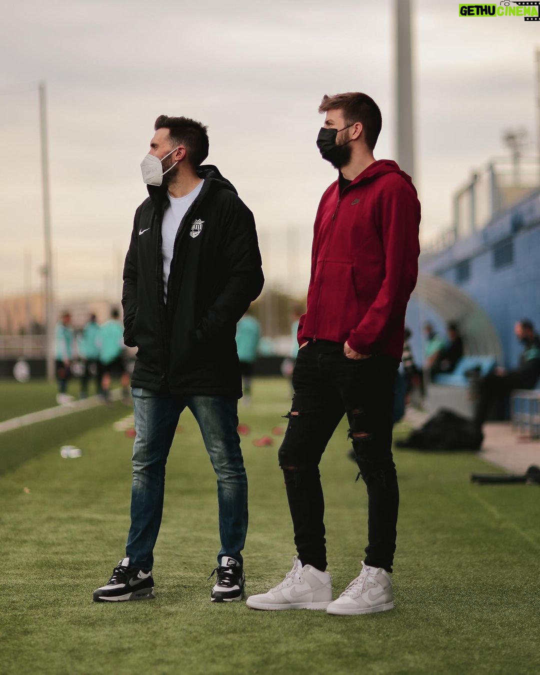 Gerard Piqué Instagram - Matchday ⚽️ @edersa10 @fcandorra Ciutat Esportiva Dani Jarque
