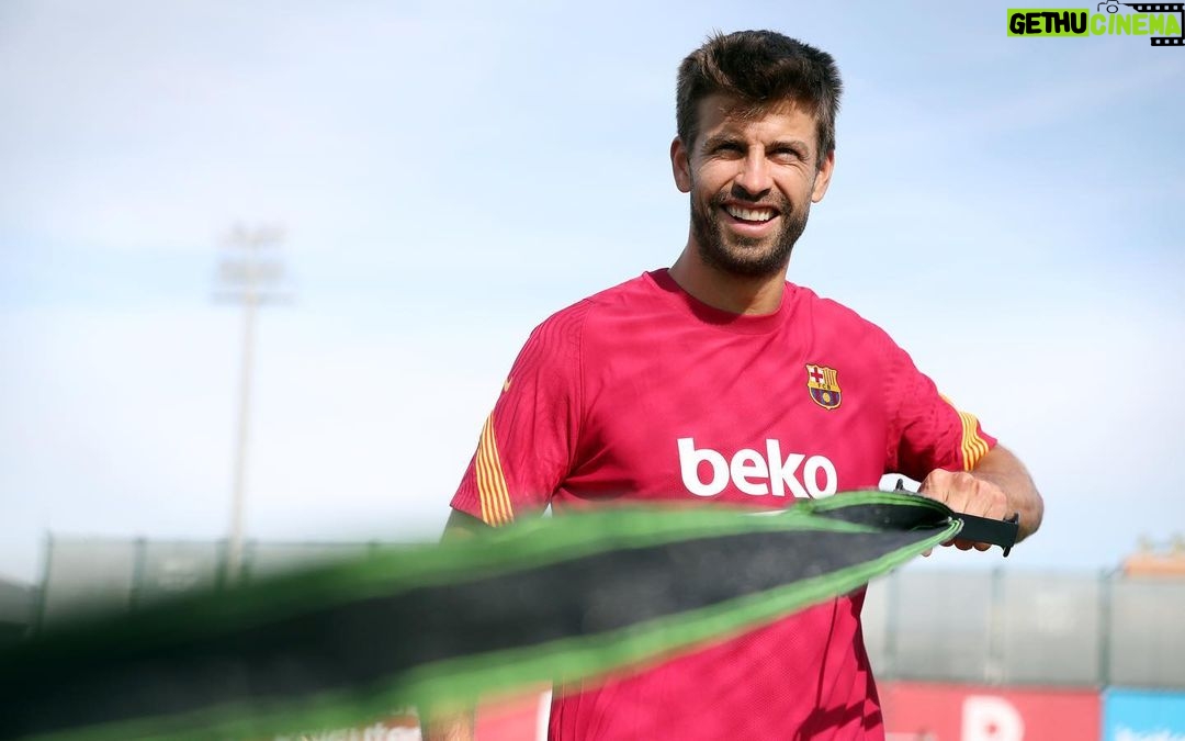 Gerard Piqué Instagram - back to work ⚽️💪🏻 Ciutat Esportiva Joan Gamper