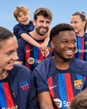 Gerard Piqué Instagram - The new Barça kit is…😍💙❤️