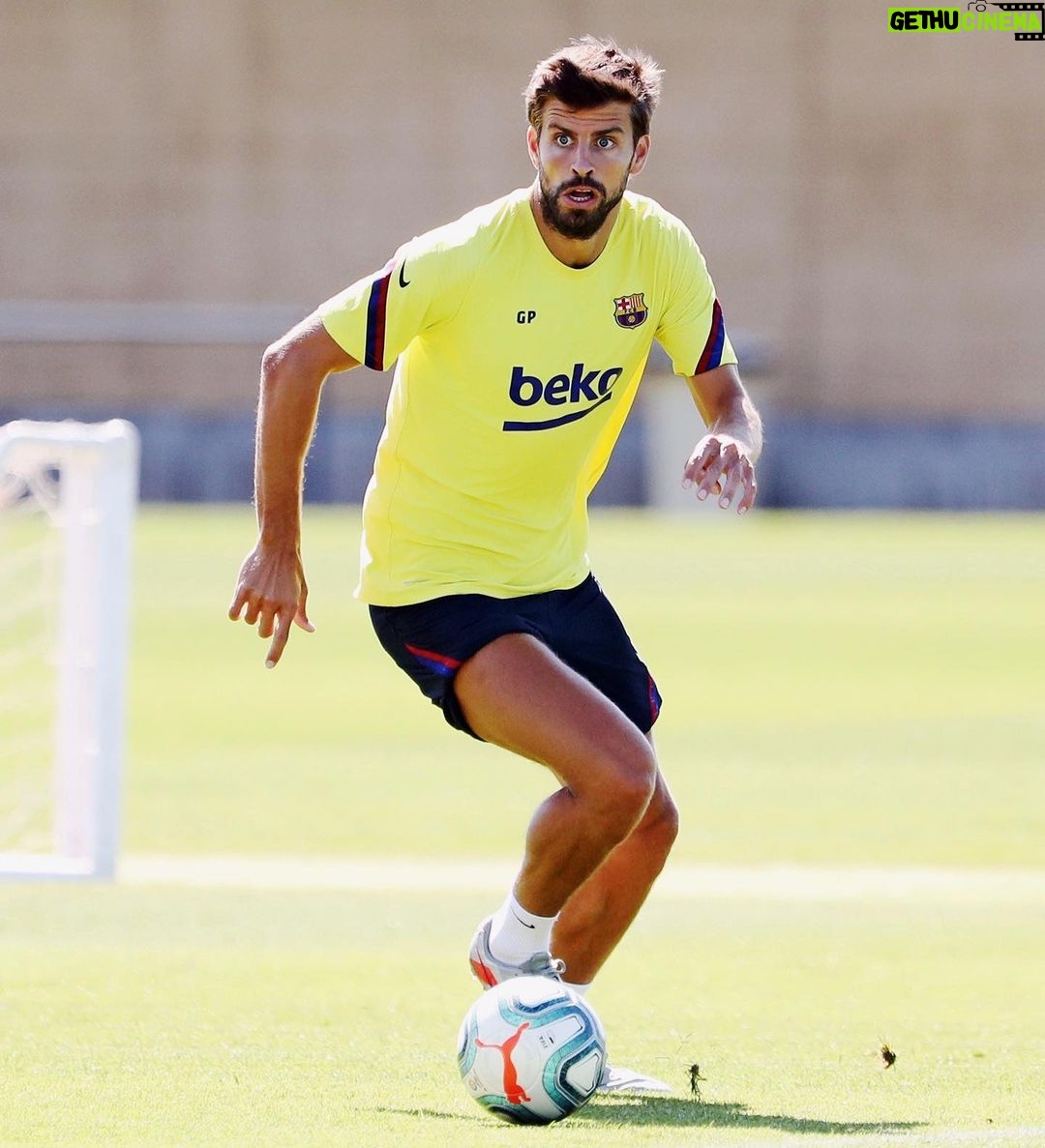Gerard Piqué Instagram - Ready for tomorrow! @laliga 💪🏻⚽️