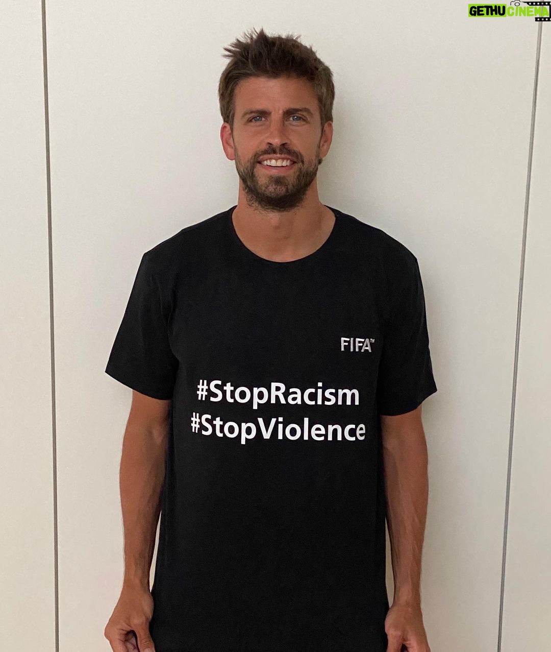 Gerard Piqué Instagram - #StopRacism #StopViolence