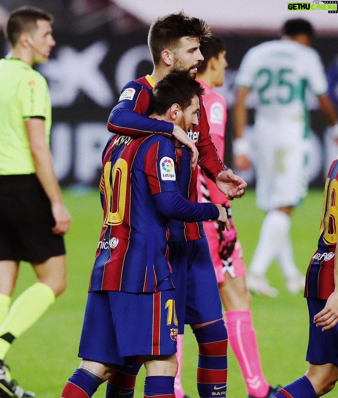Gerard Piqué Instagram - Seguim 🔵🔴💪🏻 Spotify Camp Nou