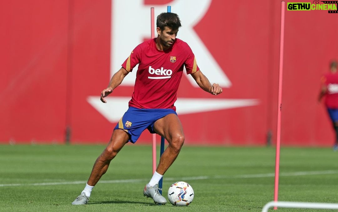 Gerard Piqué Instagram - back to work ⚽️💪🏻 Ciutat Esportiva Joan Gamper