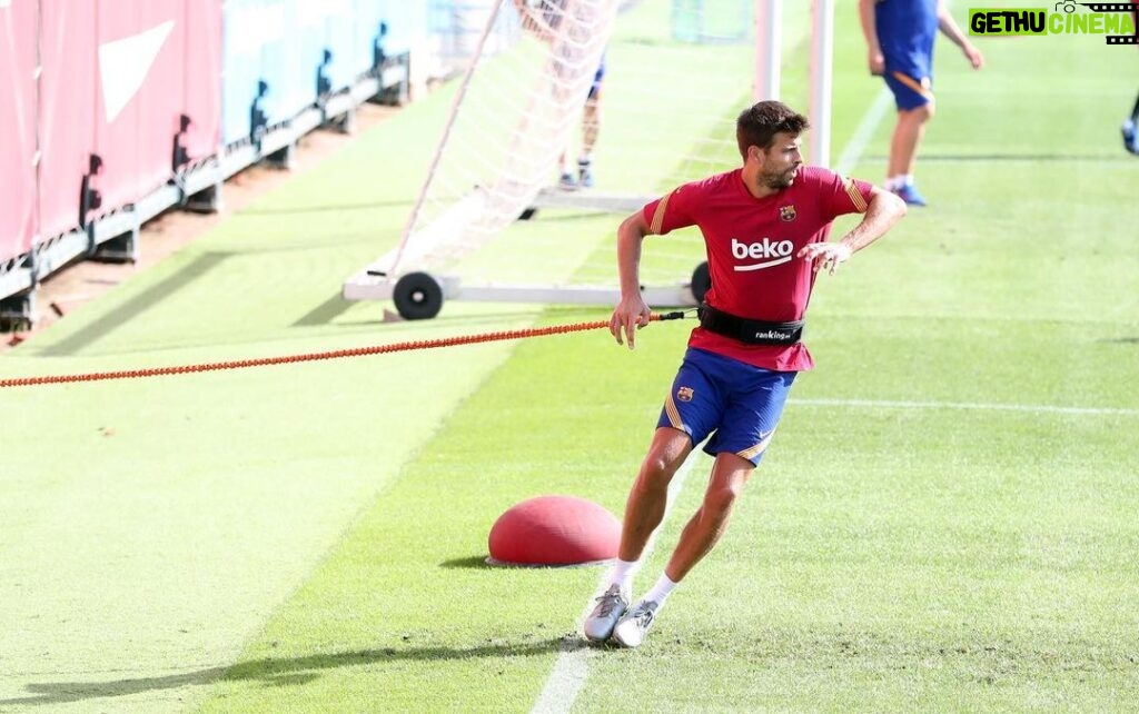 Gerard Piqué Instagram - back to work ⚽️💪🏻 Ciutat Esportiva Joan Gamper