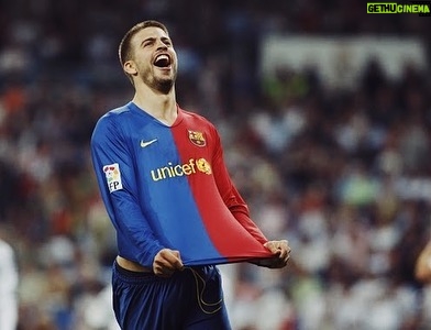 Gerard Piqué Instagram - 11 anys d’un dia èpic 🔵🔴 #forçabarça Estadio Santiago Bernabéu