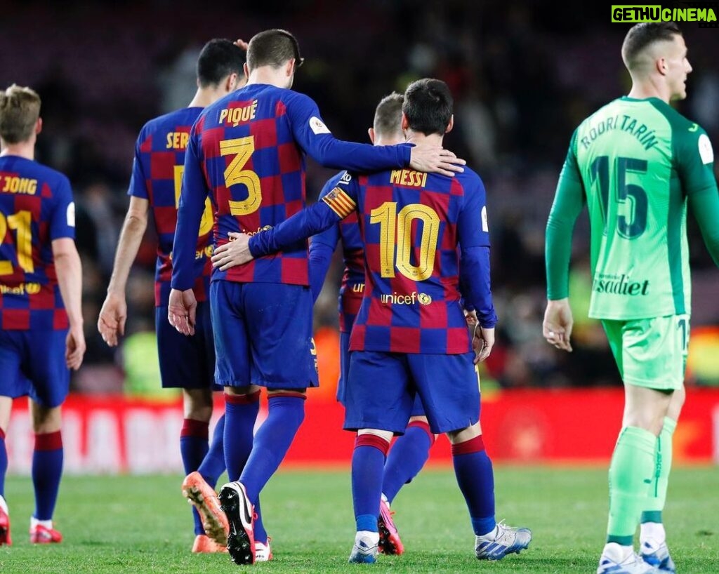 Gerard Piqué Instagram - Seguim 🔵🔴 #forçabarça Camp Nou