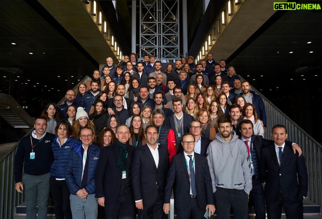 Gerard Piqué Instagram - Foto de familia antes de que empiece la acción. Muy orgulloso de todo el equipo! @daviscupfinals @kosmostennis @itf__tennis