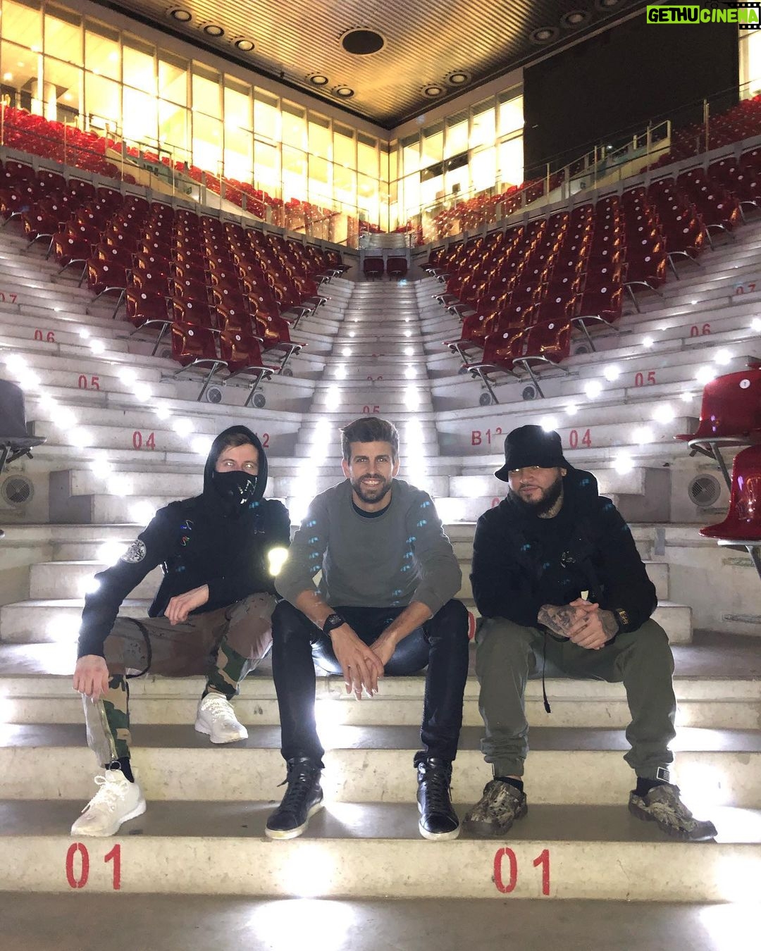 Gerard Piqué Instagram - Ready for tomorrow! @alanwalkermusic @farrukoofficial @daviscupfinals