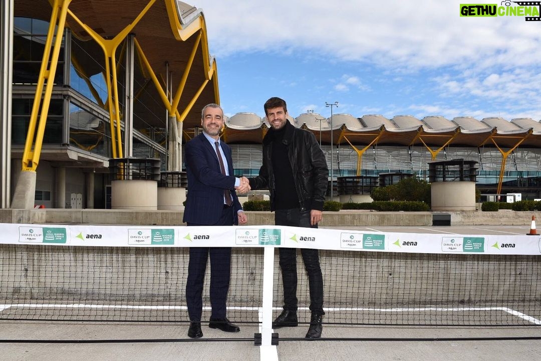 Gerard Piqué Instagram - Gracias @aena.es por tratar a los equipos de las @daviscupfinals como se merecen! #daviscupmadridfinals Aeropuerto de Madrid-Barajas - MAD