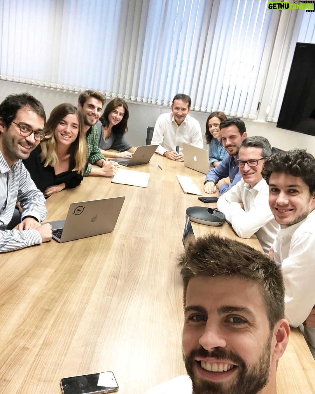 Gerard Piqué Instagram - Trabajando con el equipo de la @daviscupfinals! Cualquier cosa que queráis, os paso mi número de teléfono. +34649500001 😉