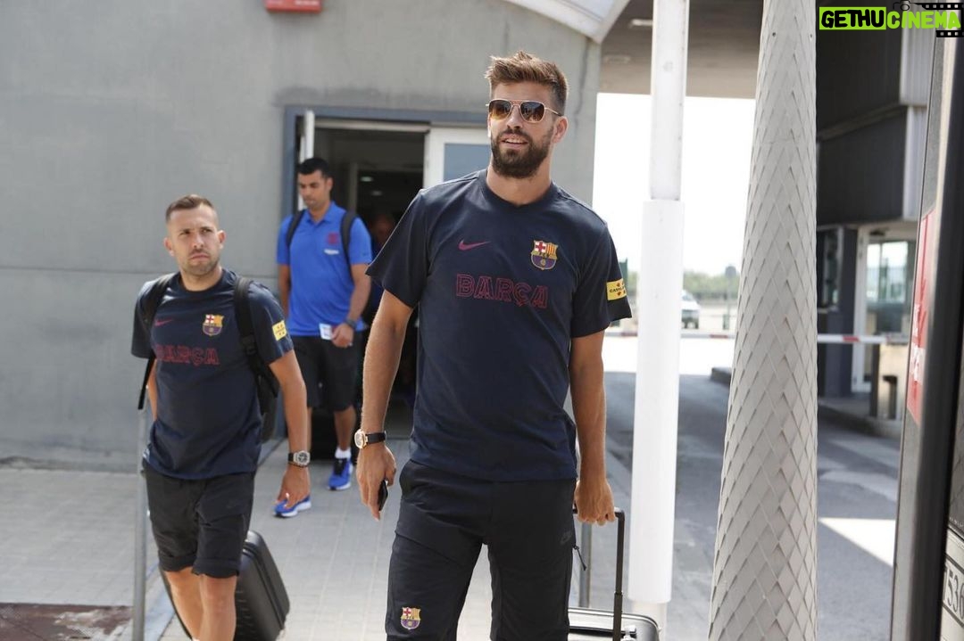 Gerard Piqué Instagram - 🇯🇵 @fcbarcelona @kypers_eyewear