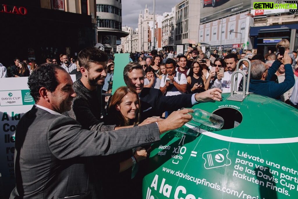 Gerard Piqué Instagram - ‪A la Copa Davis llegas reciclando. ‬ ‪x10🍾 = 1 🎟 ‬ ‪Más info en daviscupfinals.com/reciclemos Madrid, Spain