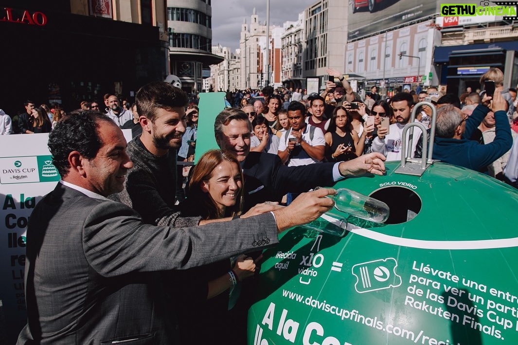 Gerard Piqué Instagram - A la Copa Davis llegas reciclando. x10🍾 = 1 🎟 Más info en daviscupfinals.com/reciclemos Madrid, Spain