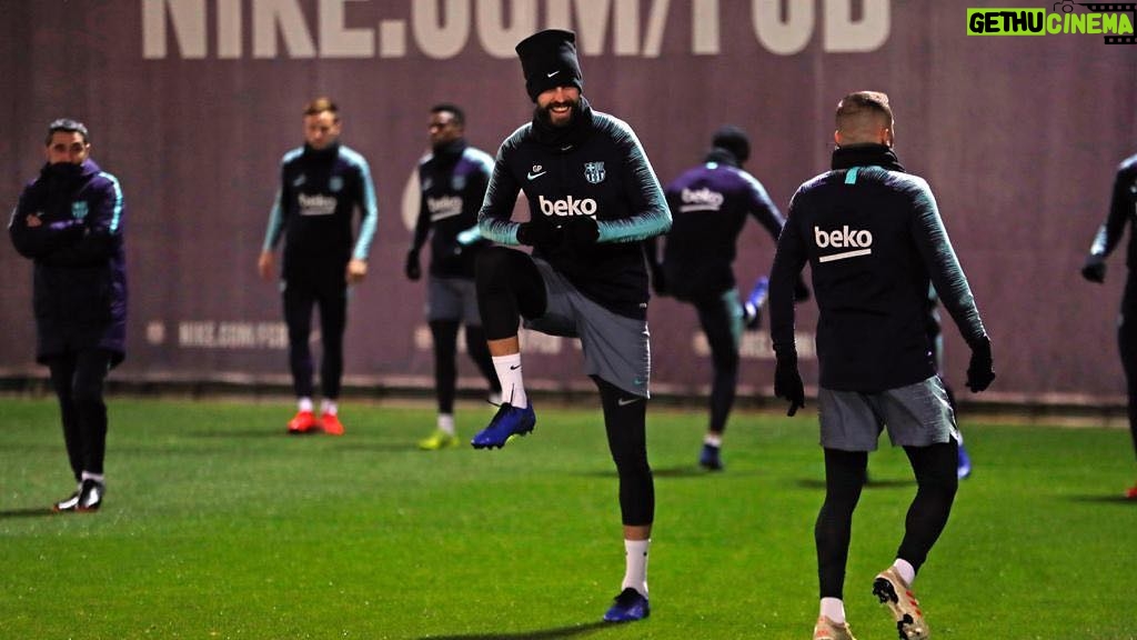 Gerard Piqué Instagram - Always laughing! @fcbarcelona