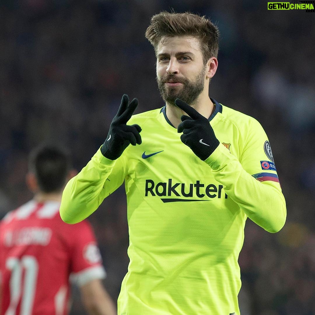Gerard Piqué Instagram - PSV 1-2 FCBarcelona @championsleague