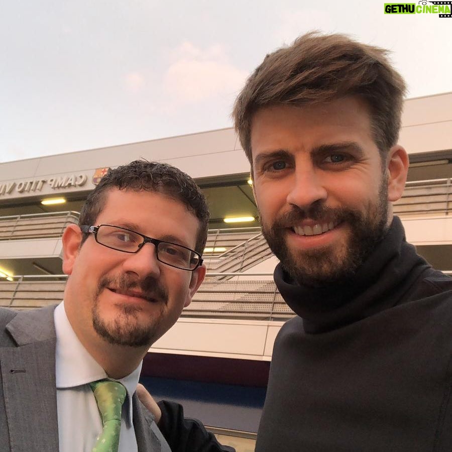 Gerard Piqué Instagram - ¡Antonio, mi conductor de hoy, era colchonero! 😂 #AtletiBarça @cabify_espana