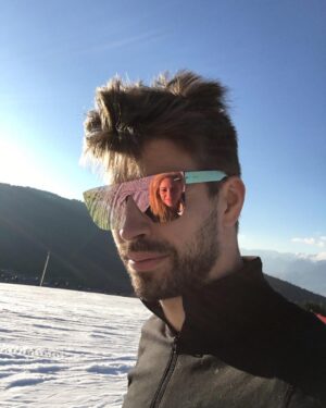 Gerard Piqué Instagram - Snow time! @shakira @kypers_eyewear