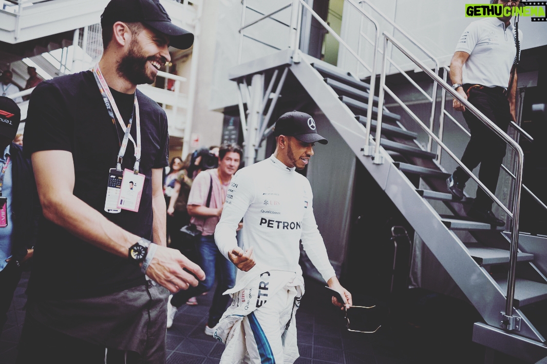 Gerard Piqué Instagram - Great time with @lewishamilton @f1 @mercedesamgf1