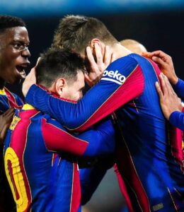 Gerard Piqué Instagram - Ya nada volverá a ser lo mismo. Ni el Camp Nou, ni la ciudad de Barcelona, ni nosotros mismos. Después de más de 20 años en el Club, dejarás de vestir la camiseta del Barça. La realidad, a veces, es muy dura. Nos conocimos en el 2000, teníamos 13 años y una carrera por delante. Qué carrera! La madre que nos parió! Si la hubieramos diseñado en ese momento, era imposible hacerla mejor. Una p*** locura! En mi primera temporada, después de volver al FC Barcelona, ganamos el triplete y te convertiste en el mejor jugador de todos los tiempos. De Rosario a tocar el cielo de Roma. Ahí empezó la leyenda. Lo que vino después es historia. Y qué bien lo hemos pasado! Ahora te vas, pero sé que un día vas a volver. Quedan cosas pendientes por hacer. Pásatelo bien, disfruta allá donde vayas y sigue ganando como solo tú sabes hacer. Aquí te vamos a extrañar. Te quiero Leo.