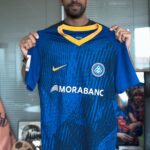 Gerard Piqué Instagram - 🆕👕 @3gerardpique ja té la seva! 🛍️ A què estàs esperant? Fes-te ja amb la teva! #FearlessOfHeights #SomTricolors 🔵🟡🔴