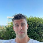 Gerard Piqué Instagram - Wet.