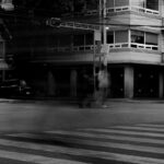 Gerardo Ravelo Instagram - un suéter blanco y negro amarrado en la cintura tratando de escapar y perderse en la aventura.