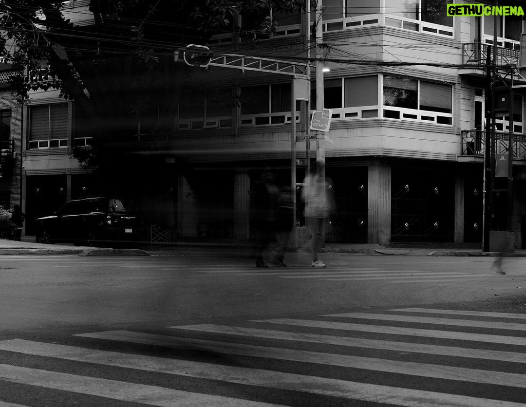 Gerardo Ravelo Instagram - un suéter blanco y negro amarrado en la cintura tratando de escapar y perderse en la aventura.