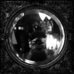 Gerardo Ravelo Instagram - un suéter blanco y negro amarrado en la cintura tratando de escapar y perderse en la aventura.