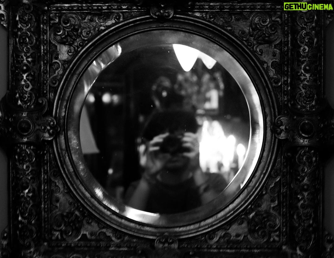 Gerardo Ravelo Instagram - un suéter blanco y negro amarrado en la cintura tratando de escapar y perderse en la aventura.