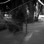 Gerardo Ravelo Instagram - un suéter blanco y negro amarrado en la cintura tratando de escapar y perderse en la aventura.