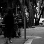 Gerardo Ravelo Instagram - un suéter blanco y negro amarrado en la cintura tratando de escapar y perderse en la aventura.